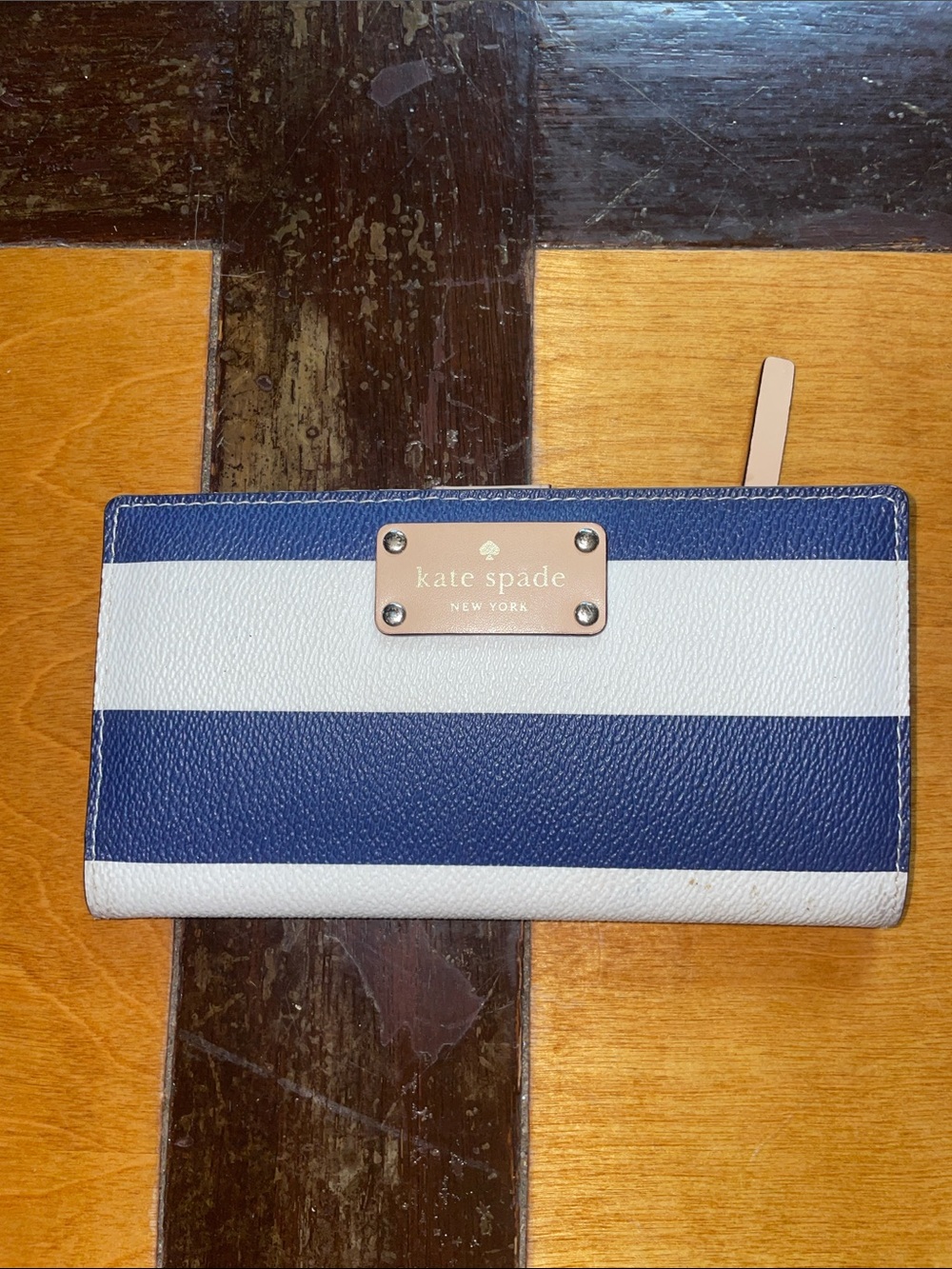 KATE SPADE  Navy and Cream Striped Vegan Leather Zip Wallet with Gold Plaque